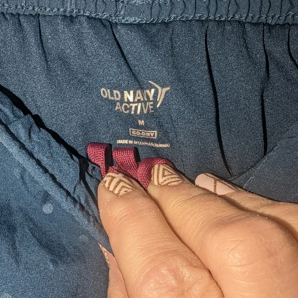 Old Navy Active Shorts Size Medium - Picture 2 of 3